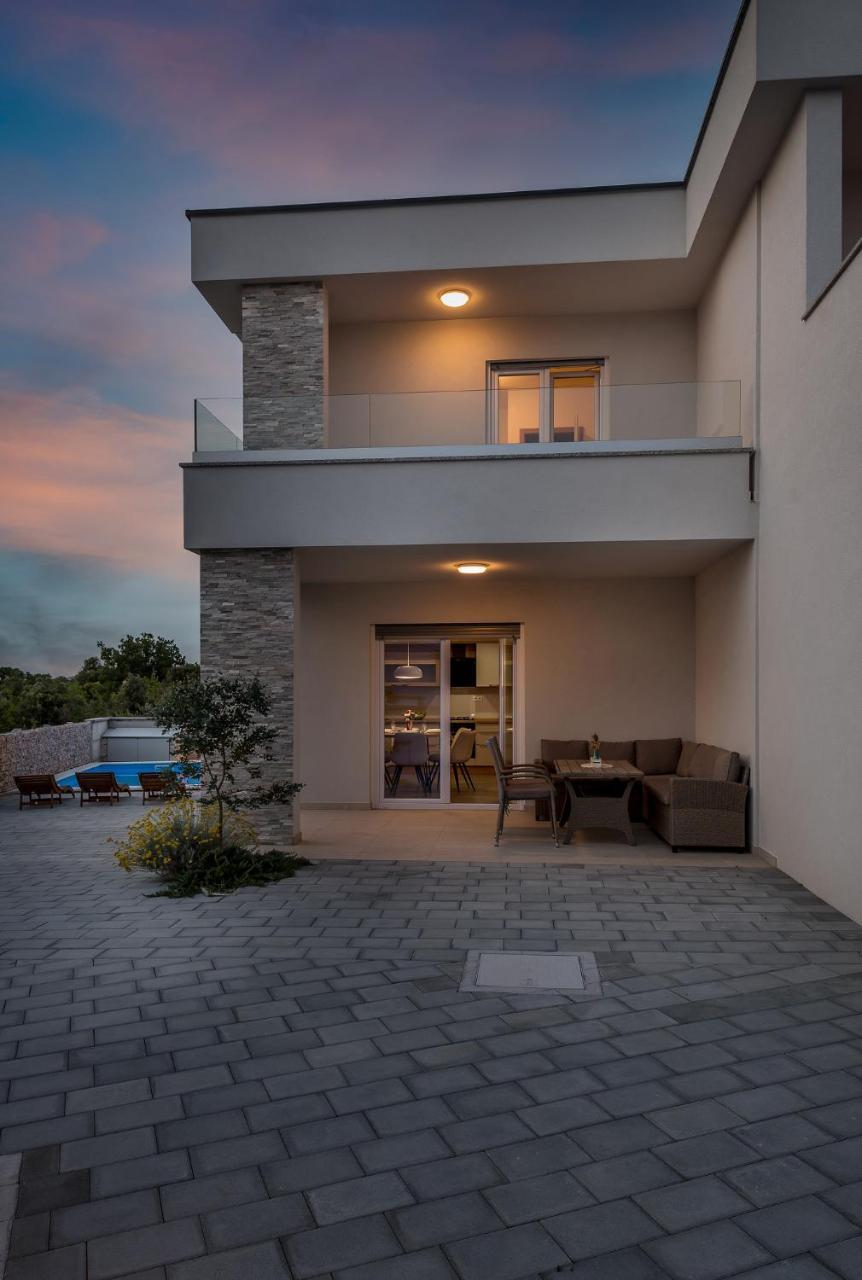 Holiday House Mareta Outdoor Swimming Pool, 4 Bedrooms, Wifi