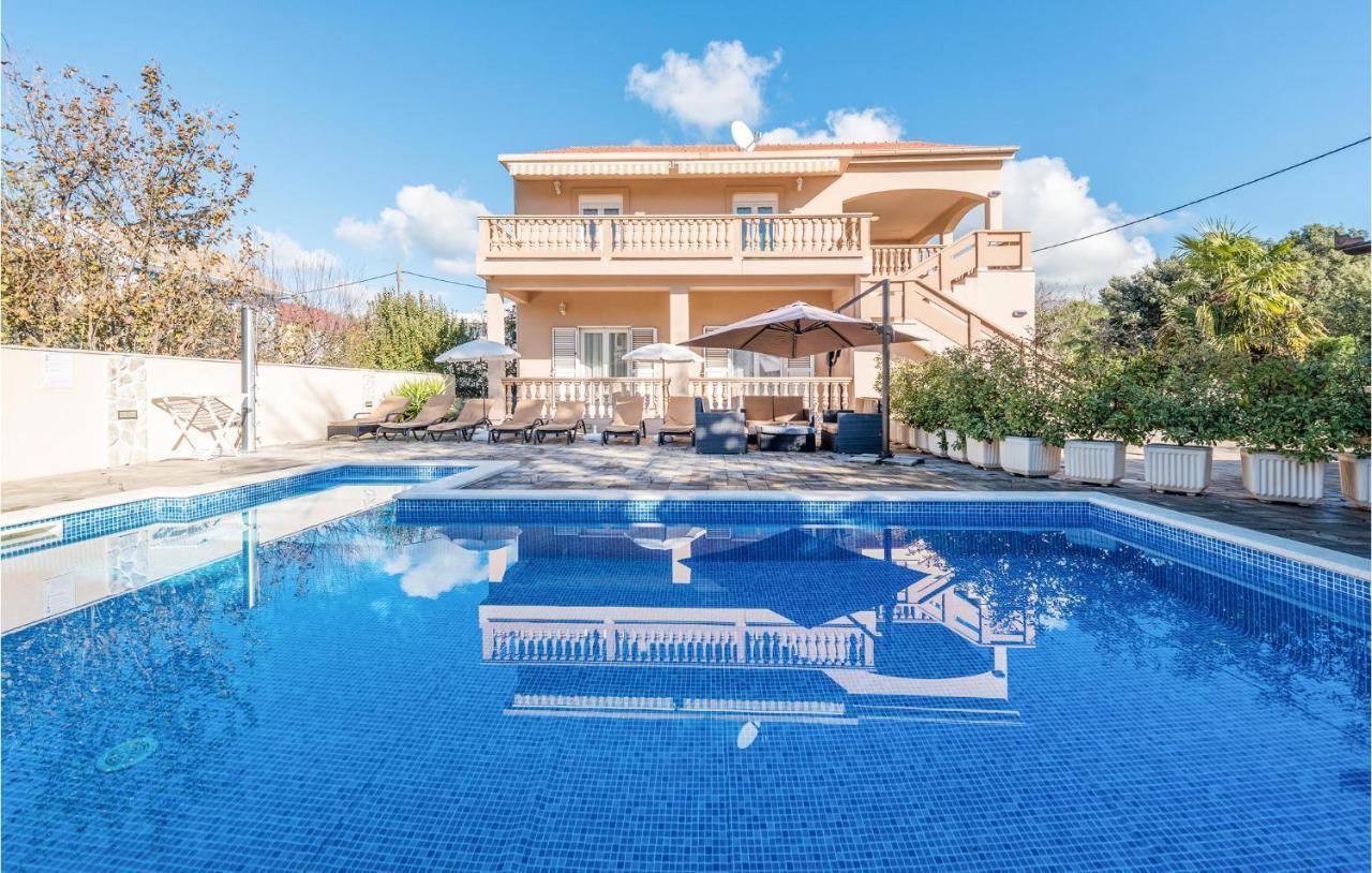 Six Bedroom Holiday Home In Bibinje