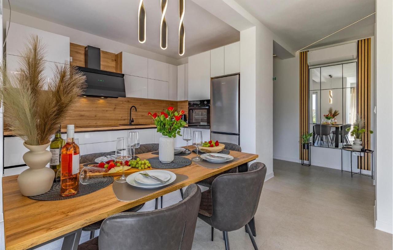 2 Bedroom Lovely Apartment In Pula