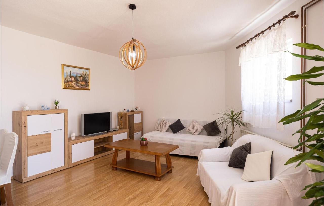 Three-bedroom Apartment In Podstrana