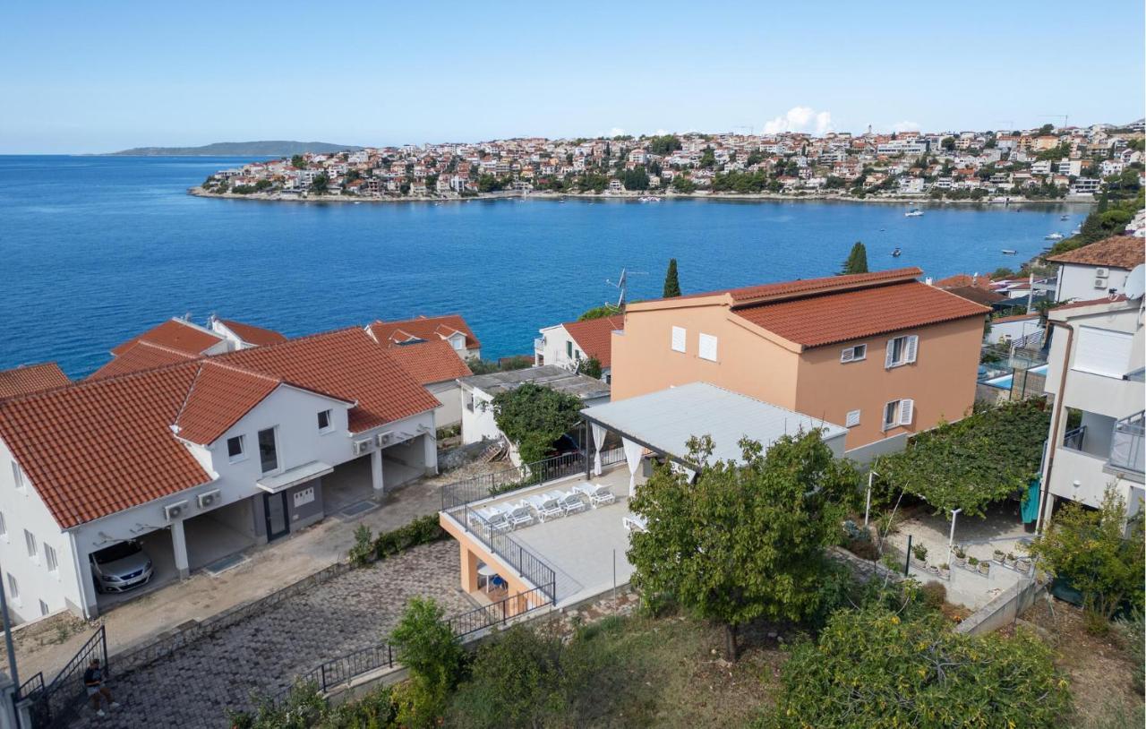 Stunning Apartment In Okrug Gornji