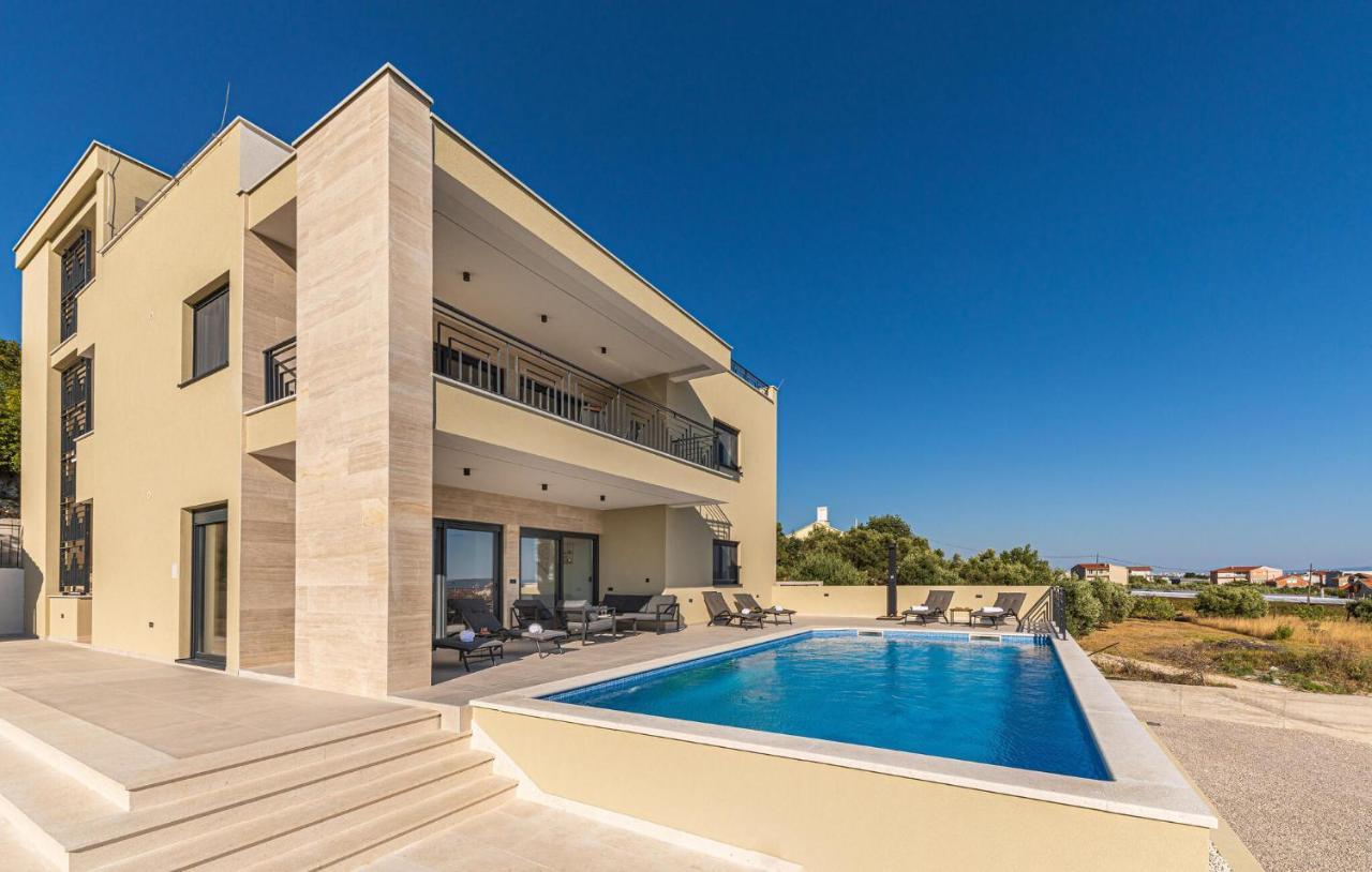 Cozy Home In Kastel Luksic With Wifi