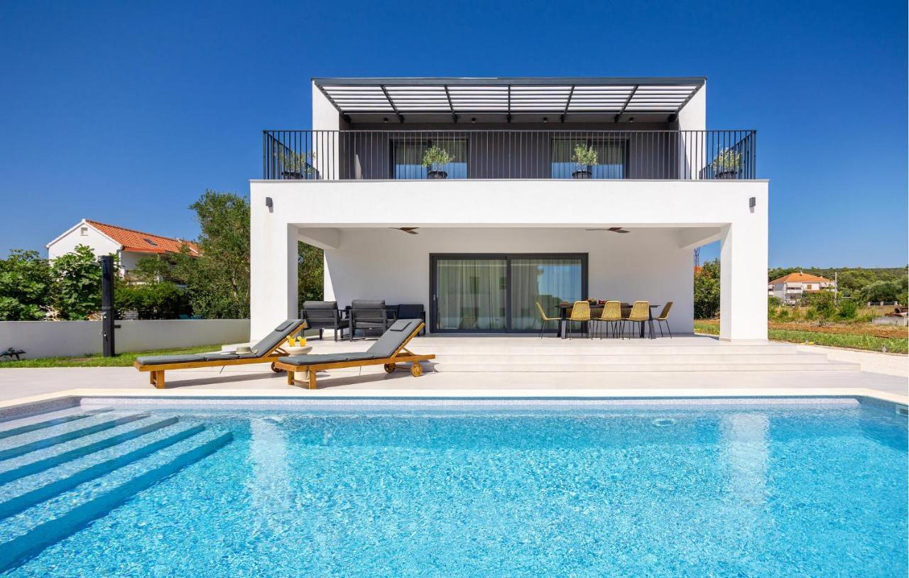 4 Bedroom Cozy Home In Sukosan