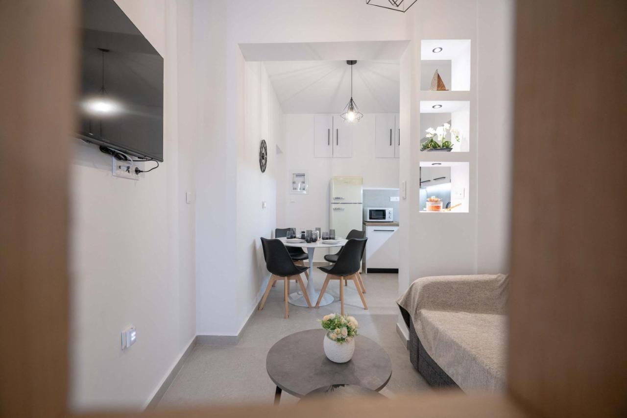 Piraeus Deluxe by The Sea