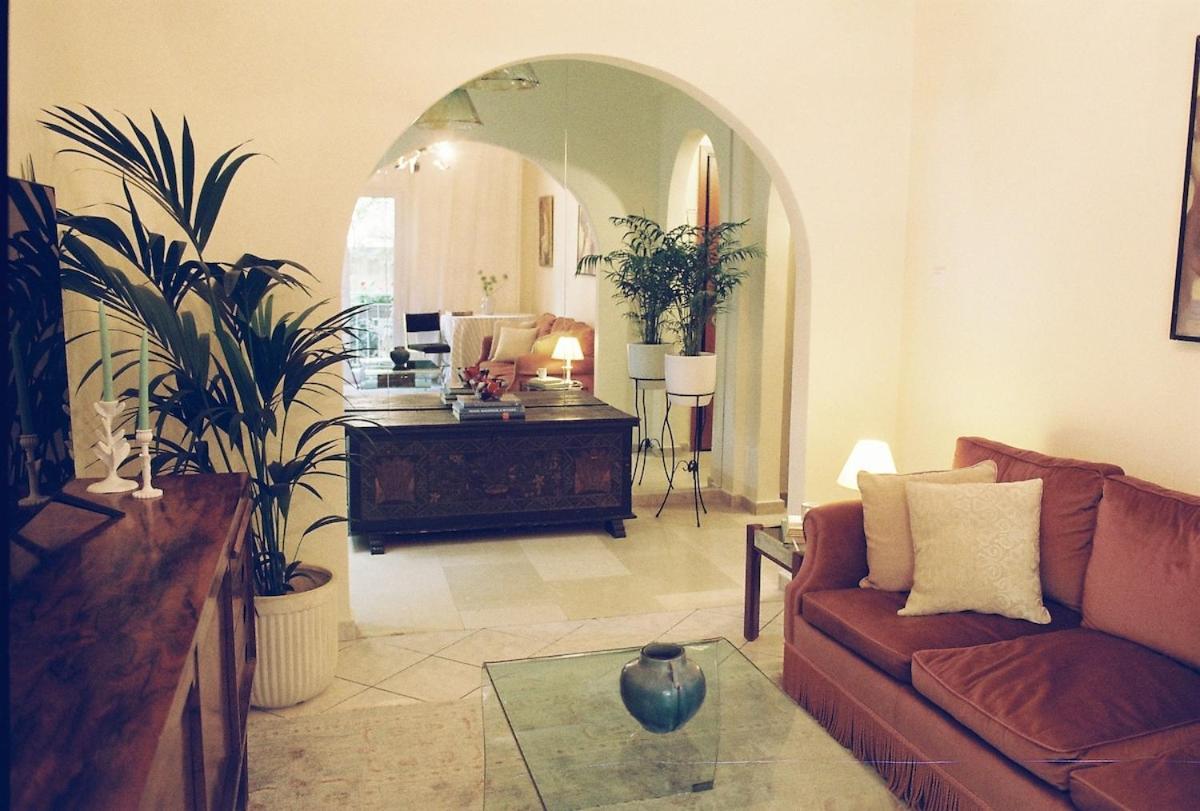 Newly Renovated Apartment In A Lush Green Neighborhood In Central Athens