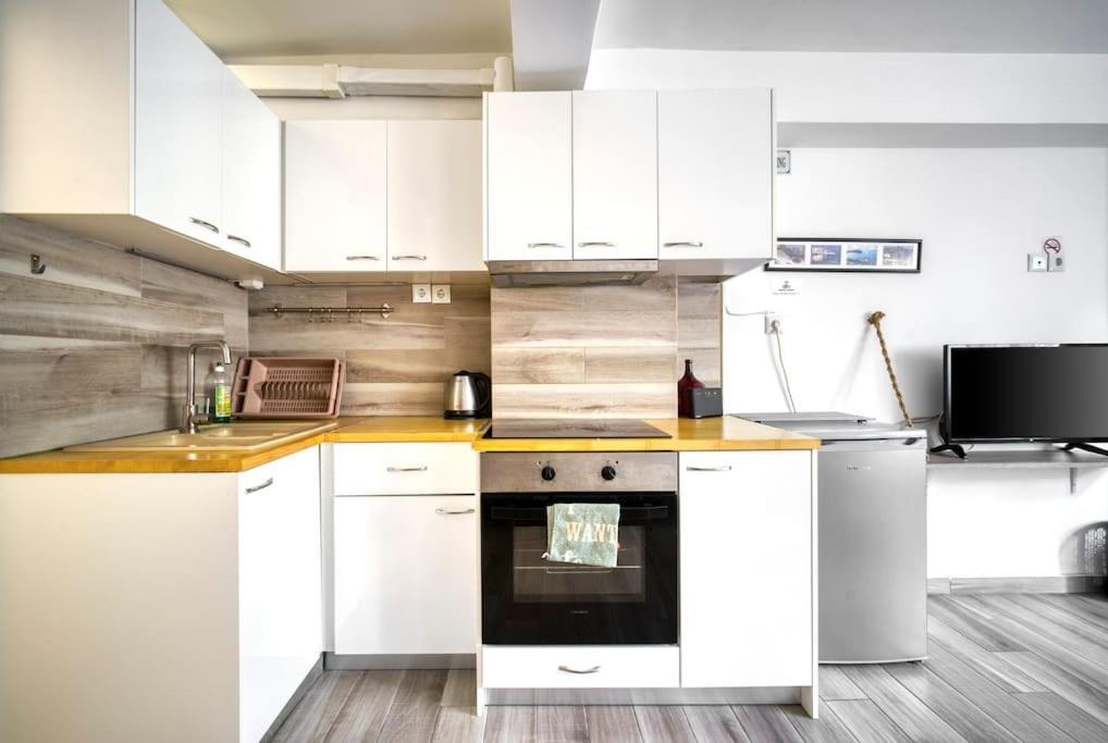 Hilton's Area Apartment Next To Metro