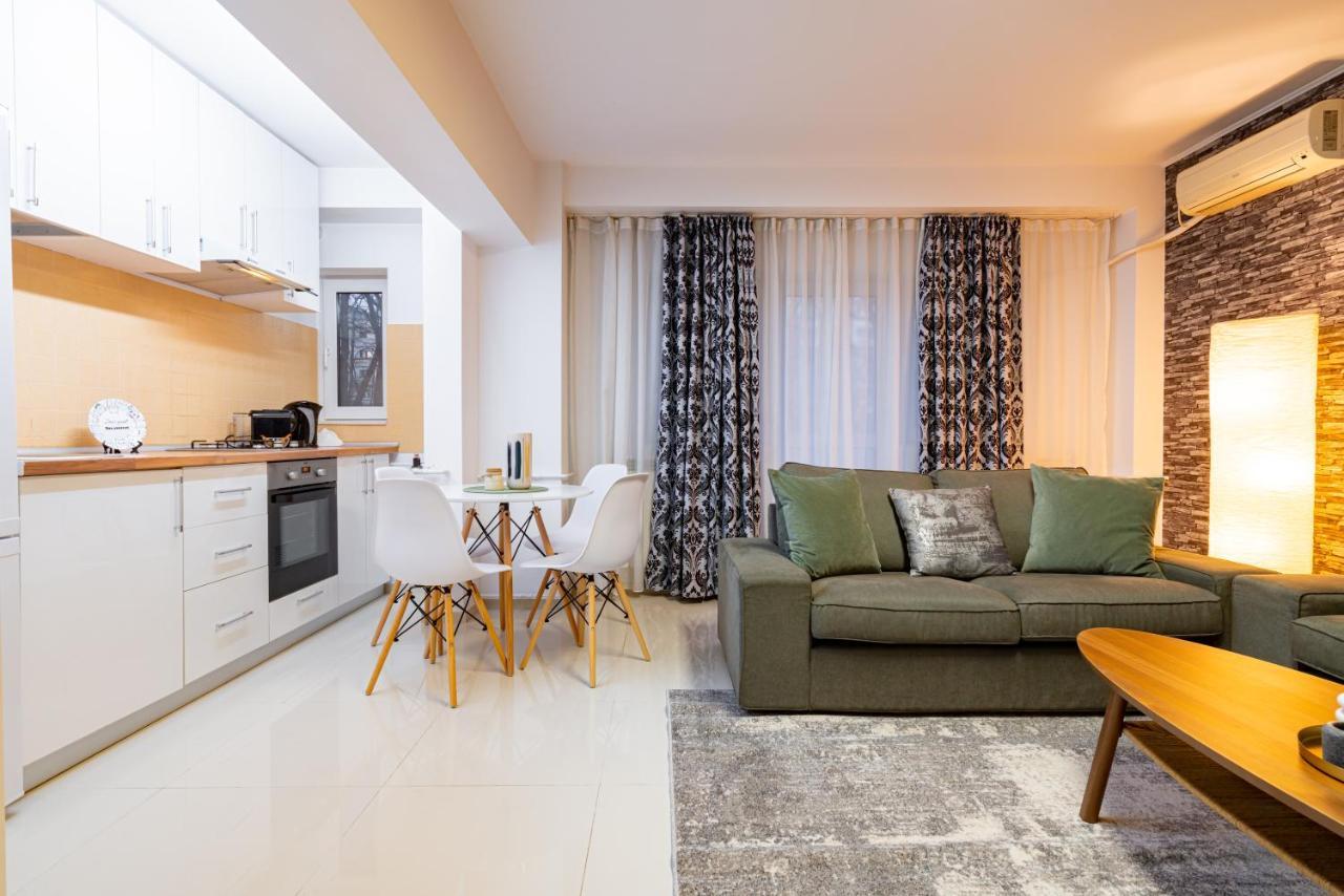 Scenic City Apartment With Boulevard Views