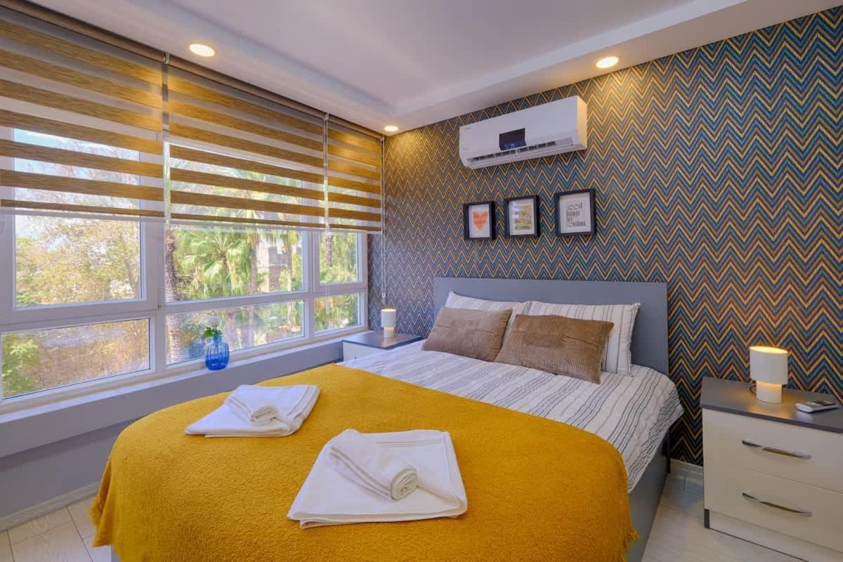 Bright Yellow Flat Near Beach Old Town Free Wifi