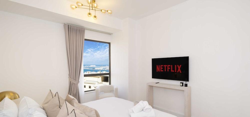 Lux  the Dubai Eye Sea View Suite