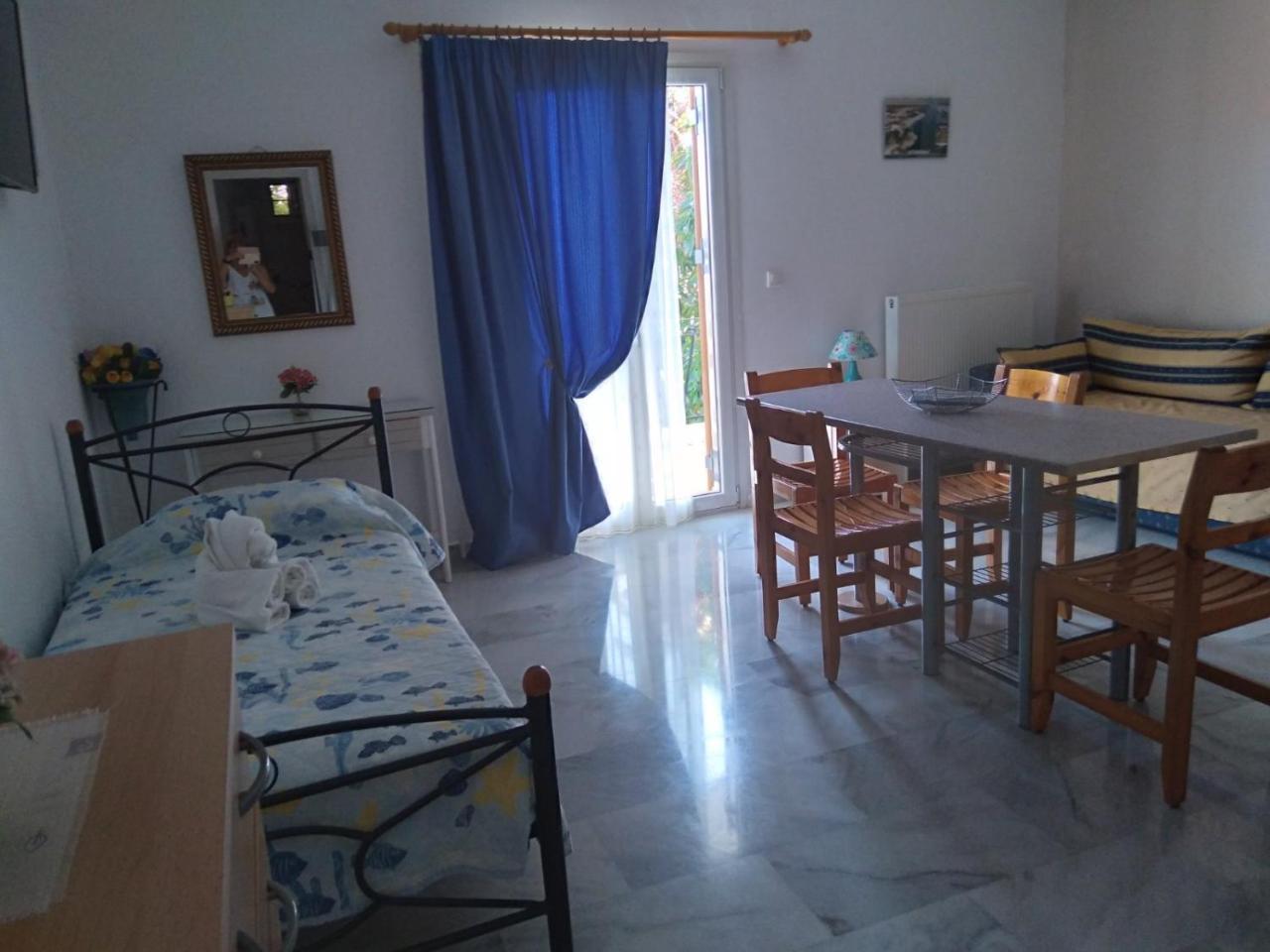 Makis Studios & Apartments