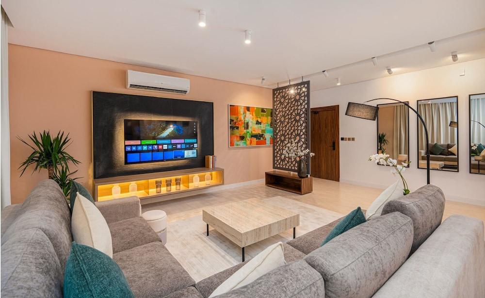 Luxurious 2-Br Flat Almughrizat