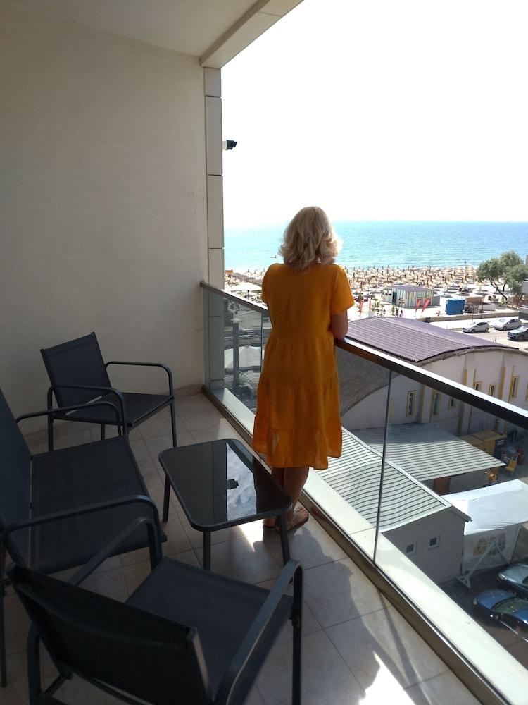 2 Rooms Apartment, Max 5 , Splendid View On The Beach & The Sea