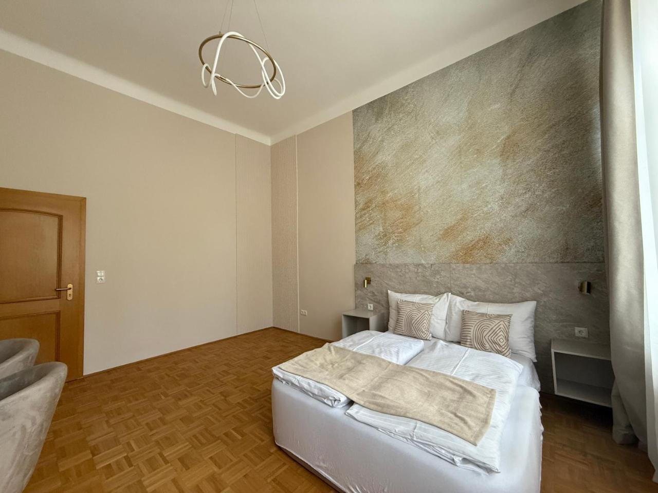 Bright Rooms by Schonbrunn, Next To U6 Niederhofstrae