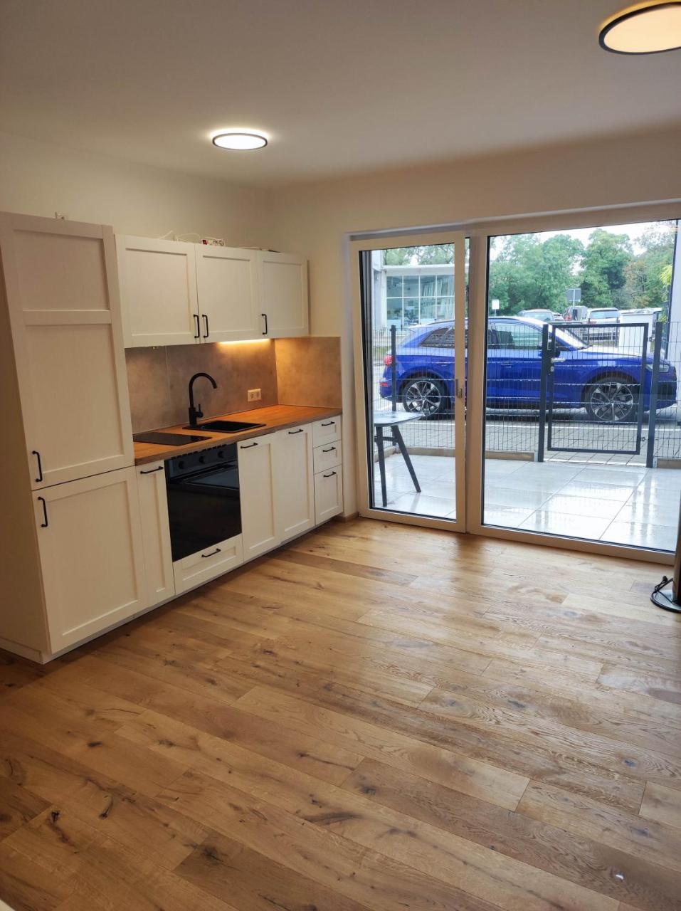 Exklusives Studio Gegenuber Der Uno-city Und Kaiserwasser