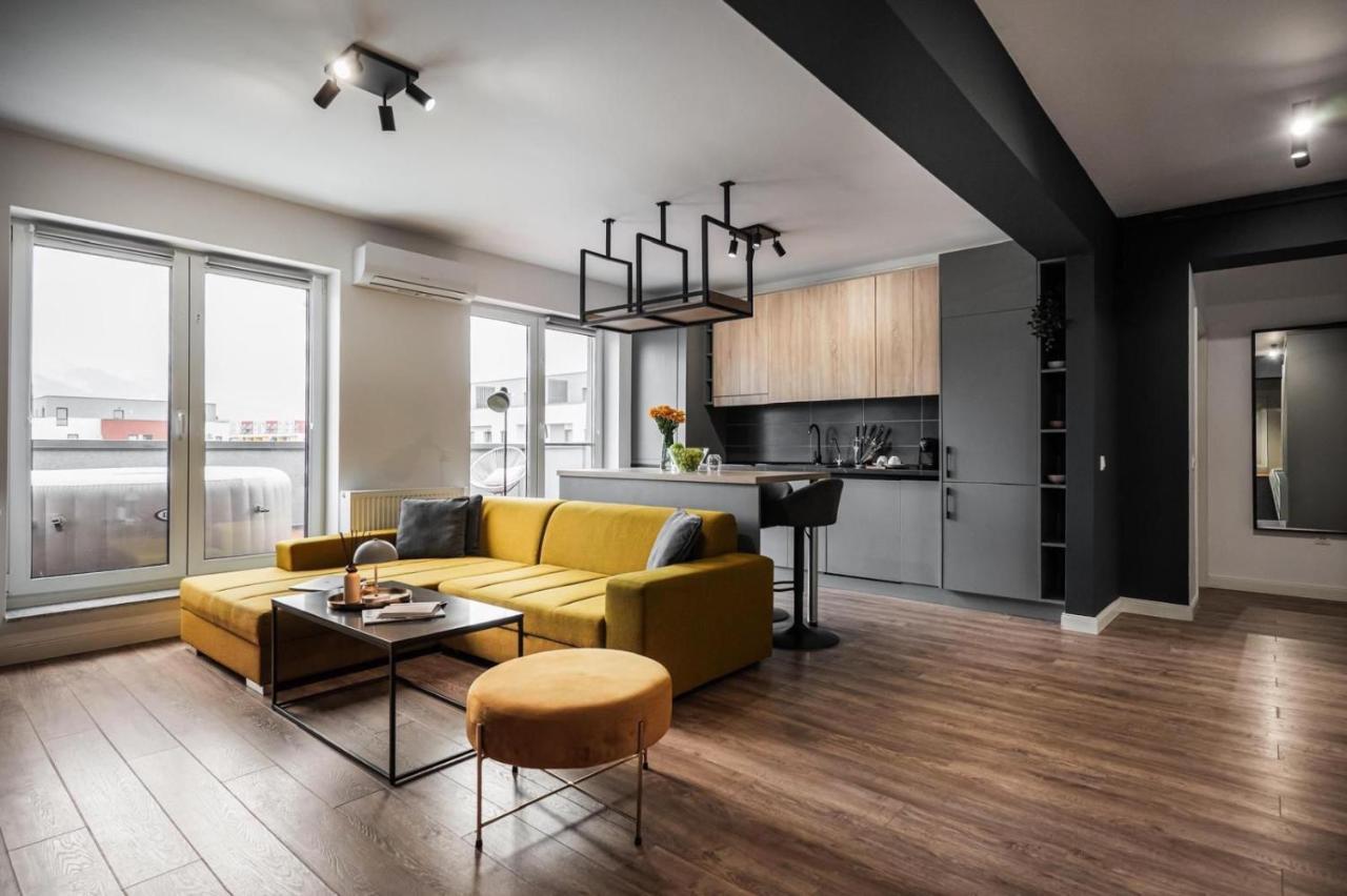 Skylark Toronto Penthouse With Jacuzzi & Mountain View