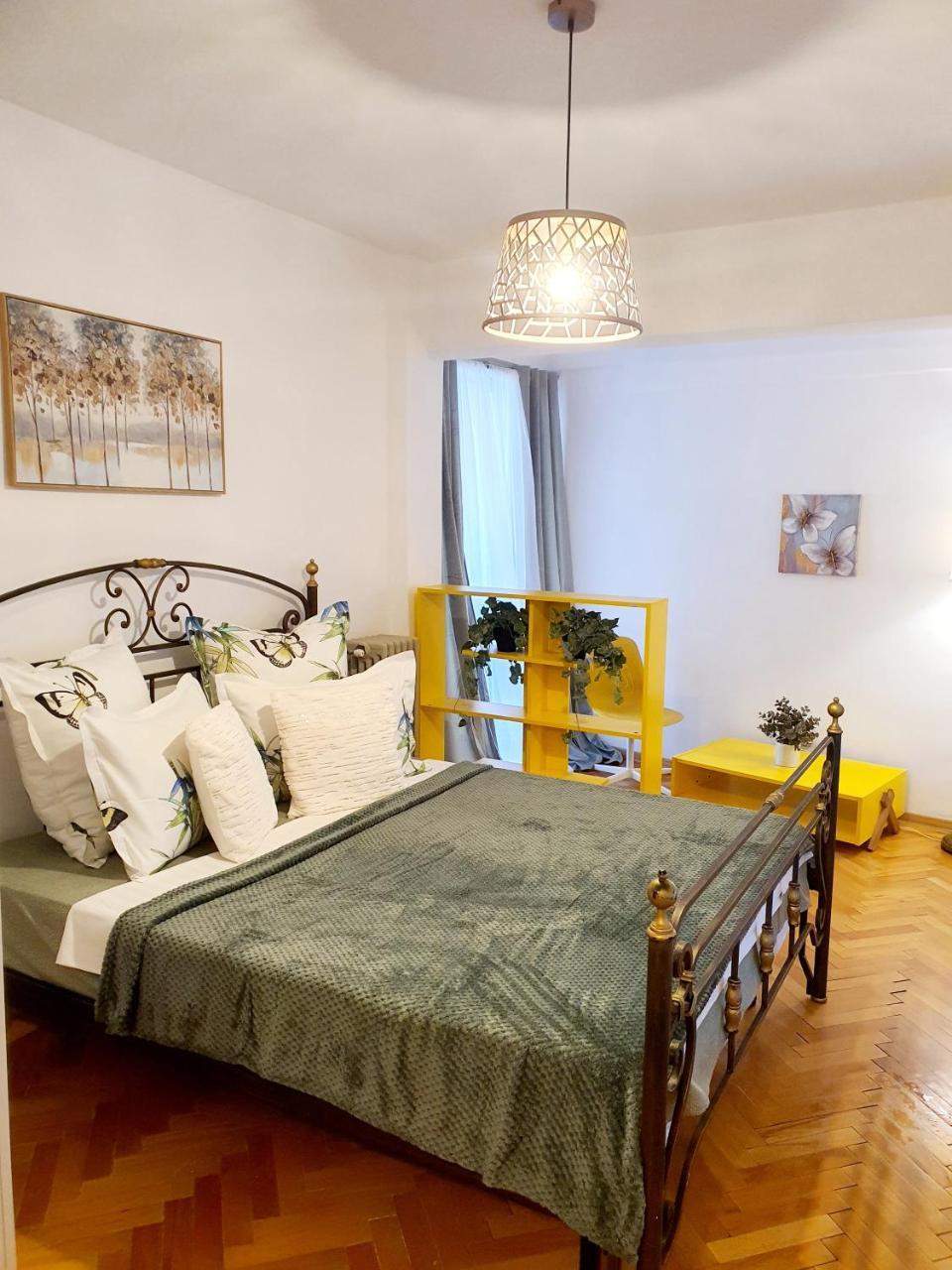 Yellow Studio Calea Victoriei