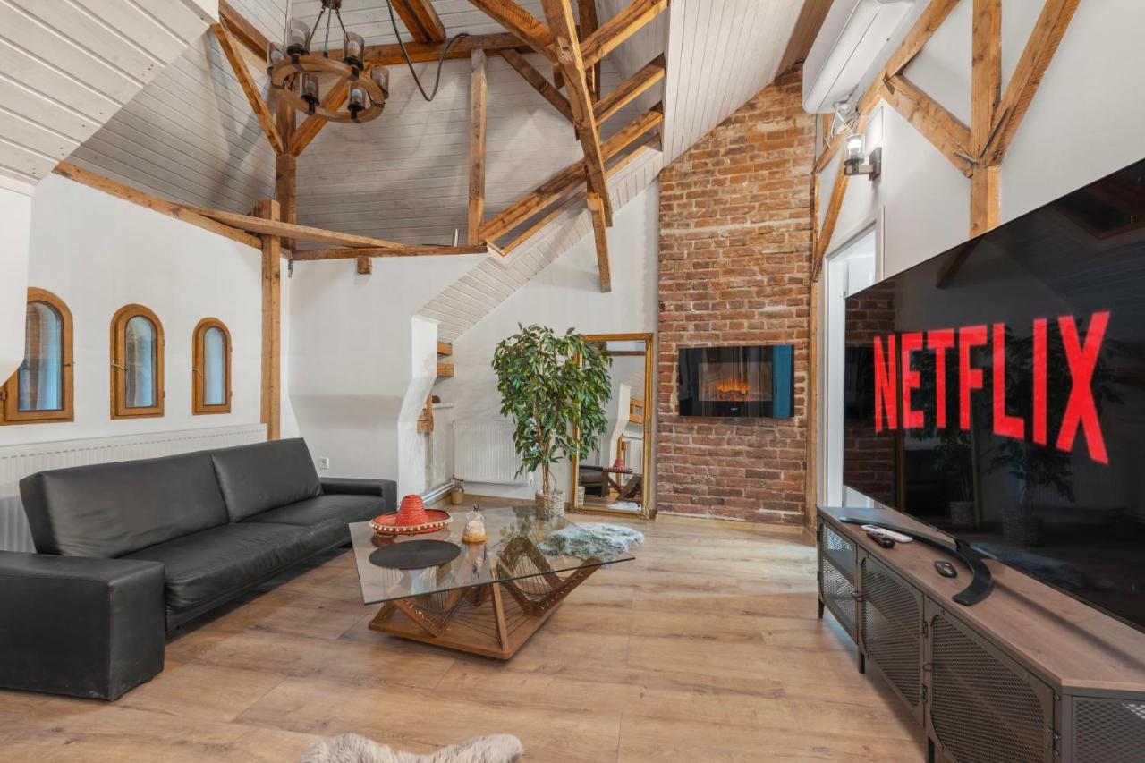 Central Fireplace Loft 1br Parliament