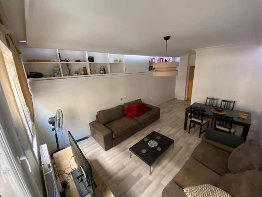 Large Apartment With A Balcony In Central Kadkoy