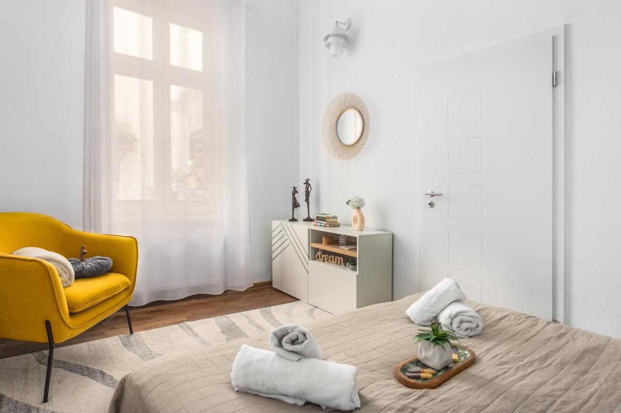 Deluxe Hillside Apartment Near City Center