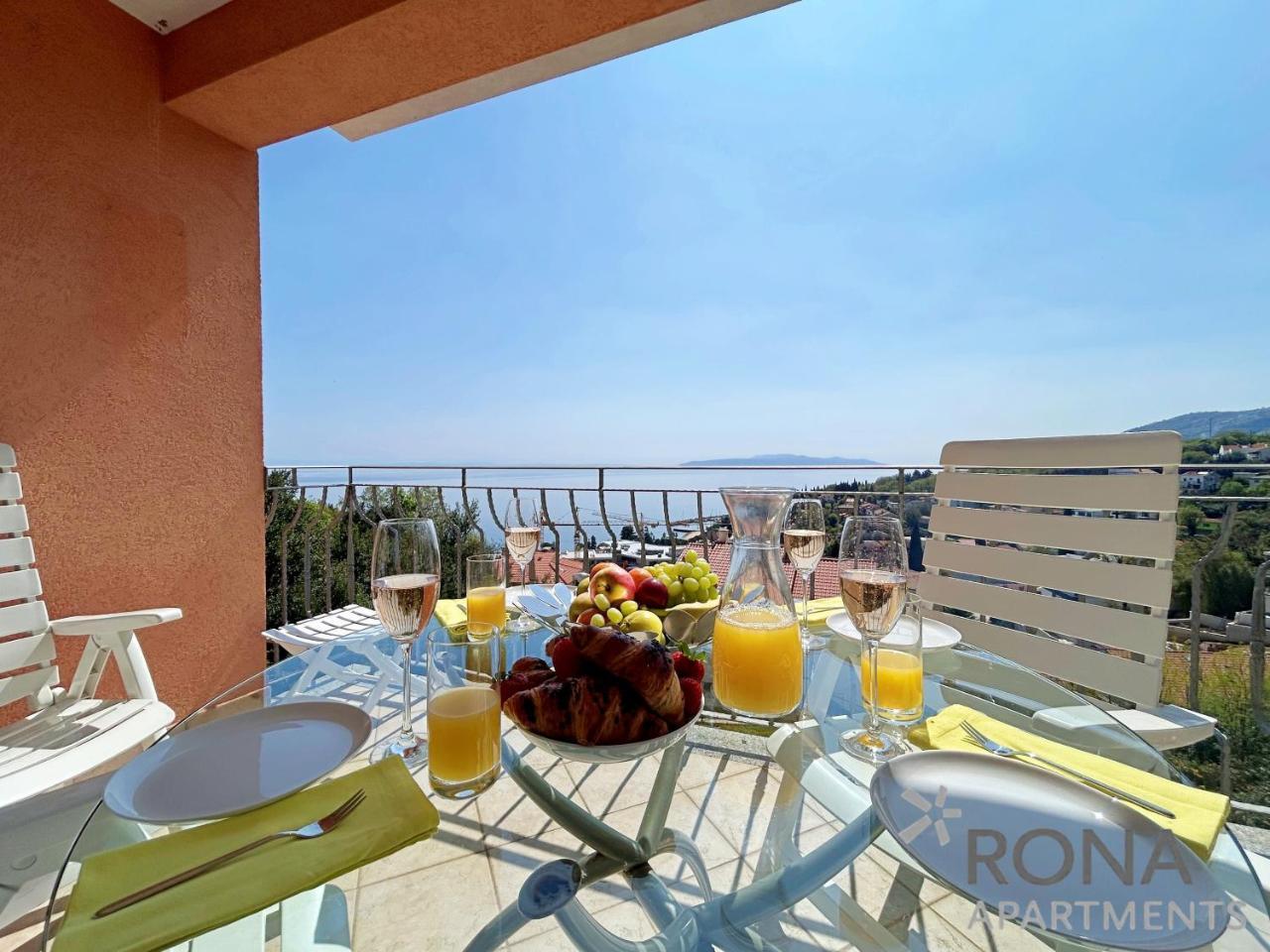 Rona Spacious Apartment With A Panoramic View