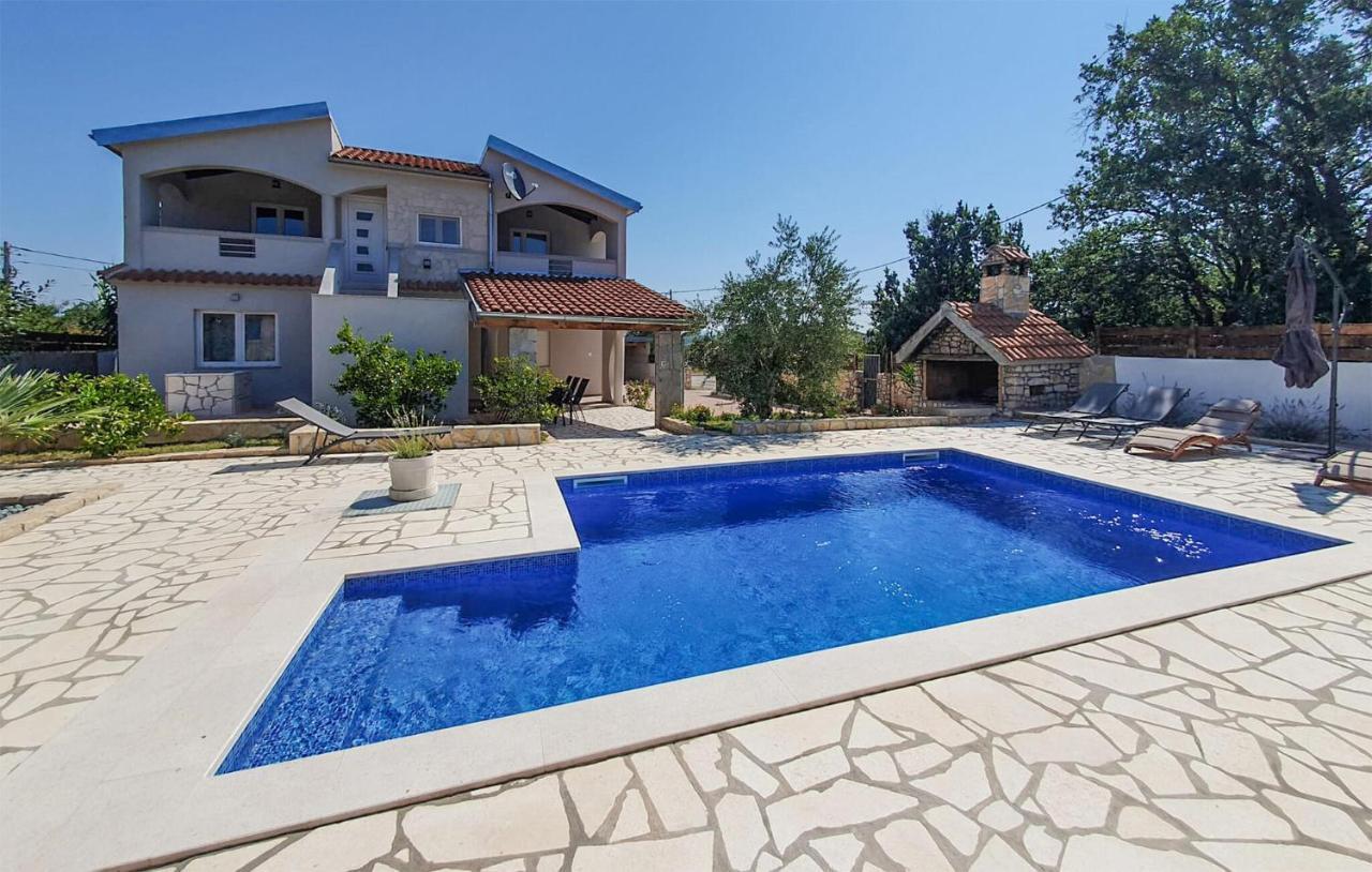 3 Bedroom Cozy Home In Sukosan