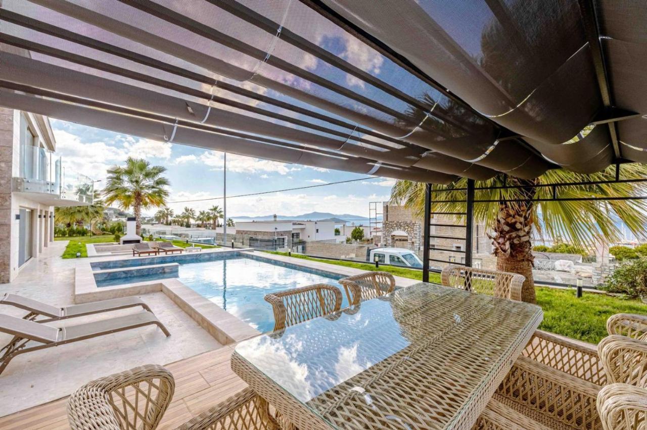 Luxury Golden Villa With Sea View