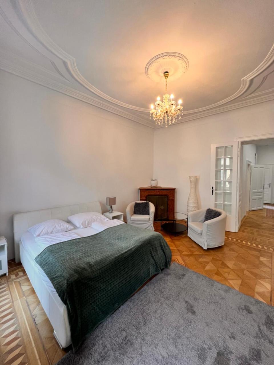 Rema Apartments 10702