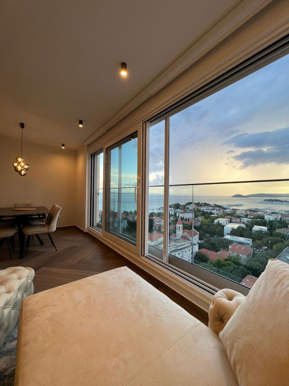 Apartment Touch The Sky Split