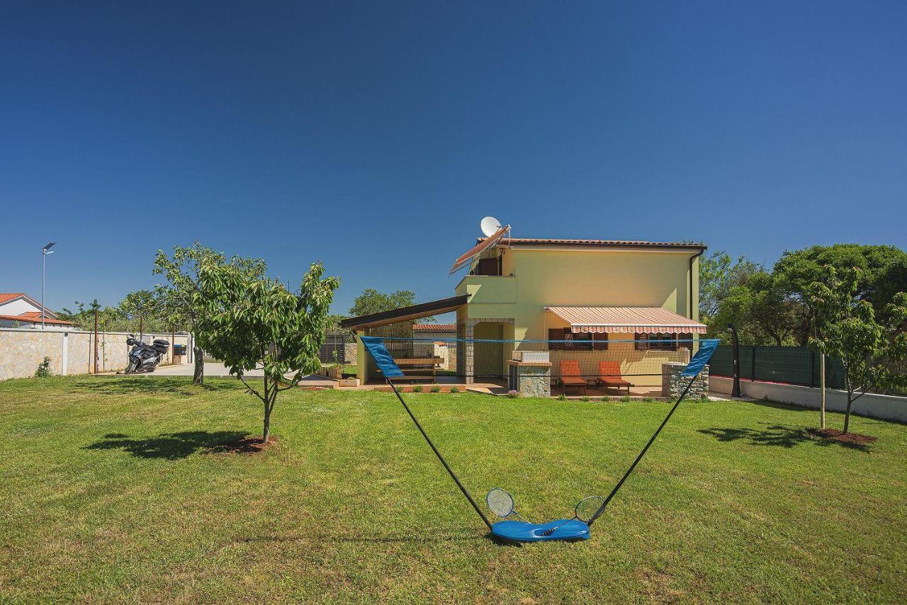 Ferienhaus Mit Badminton Und Minifussballplatz
