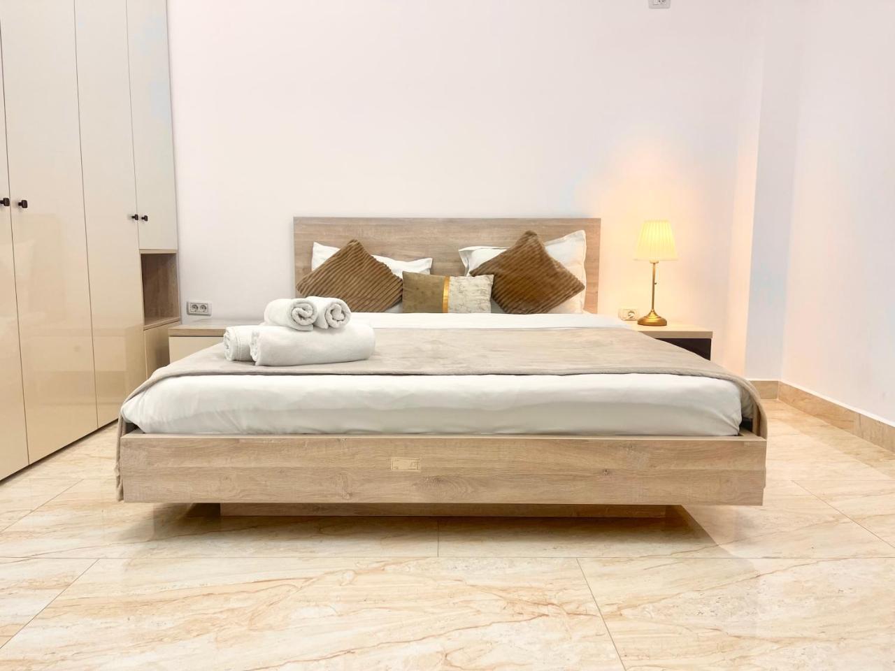 Central Address 25 Palace Of Parliament Area