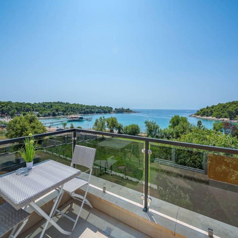 Villa Cedar Fully Equipped Villa With 4 Big Rooms For 8 Guests & A Seaview