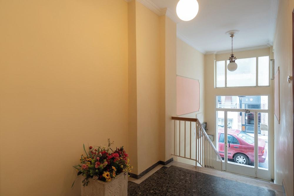 Cozy Apartment In Athens With Balcony, 5 Minutes To Metro