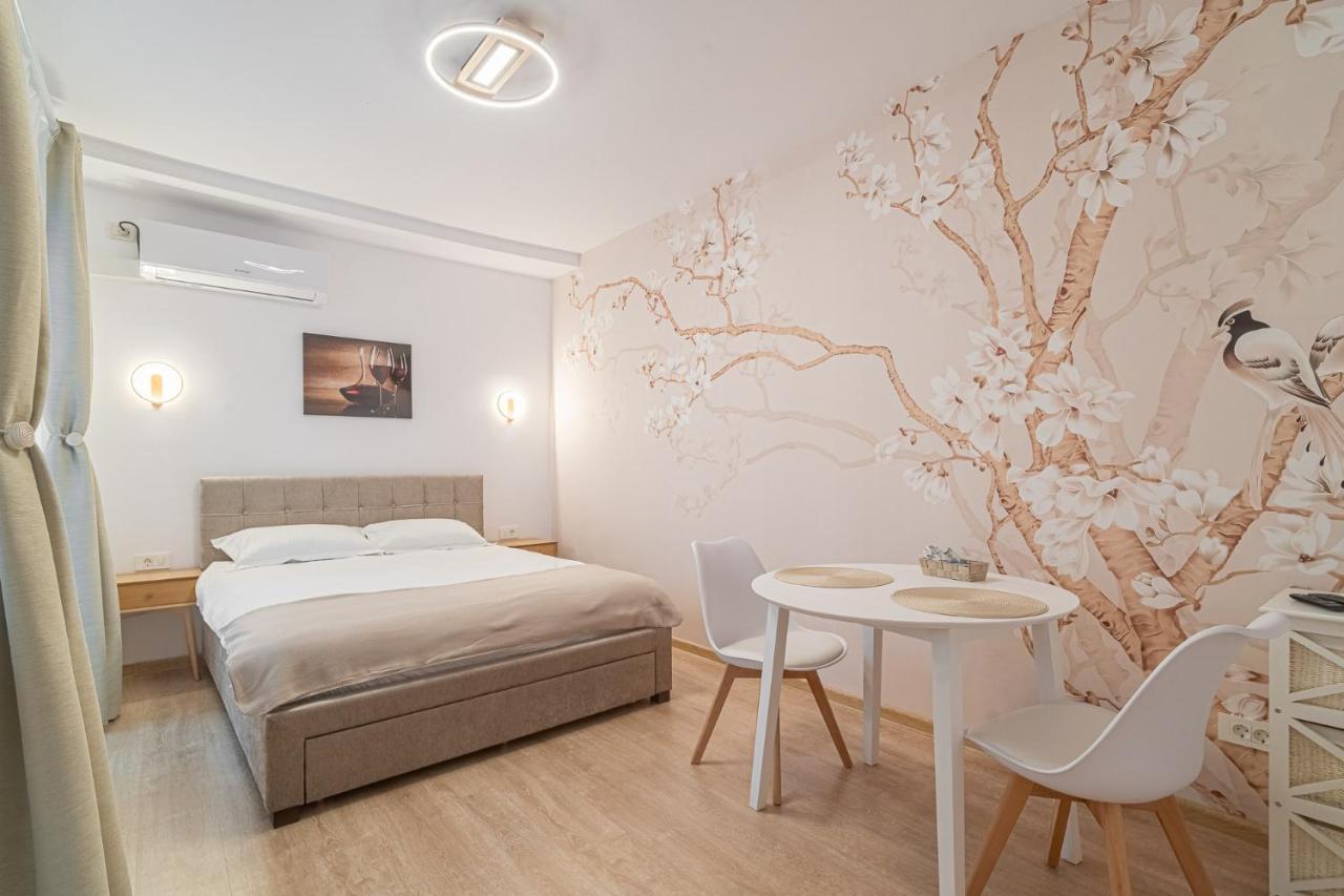 Stylish Studio Near Parliament Palace & Cathedral by Happy Guest