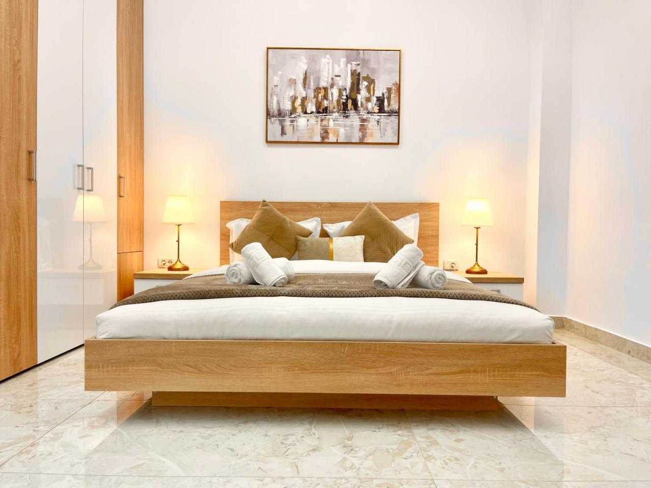 Central Address The Golden Nest Palace Of Parliament Area