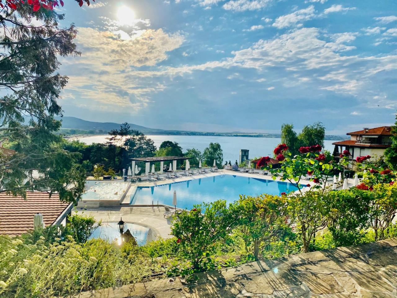 Santa Marina 2-bedroom Apt. W/ Sea View + Terrace