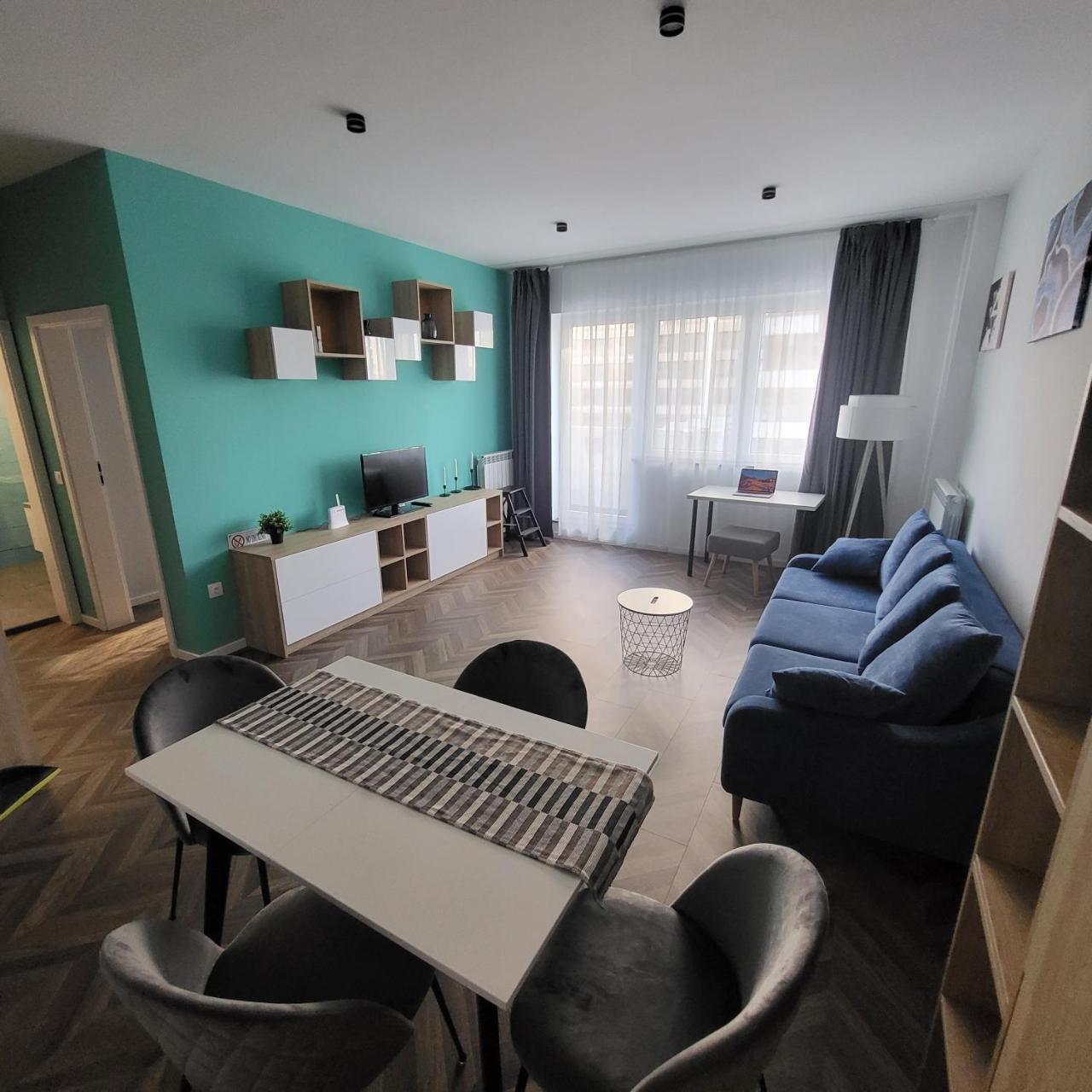 New Luxury Apartment Next To Subway With Garage