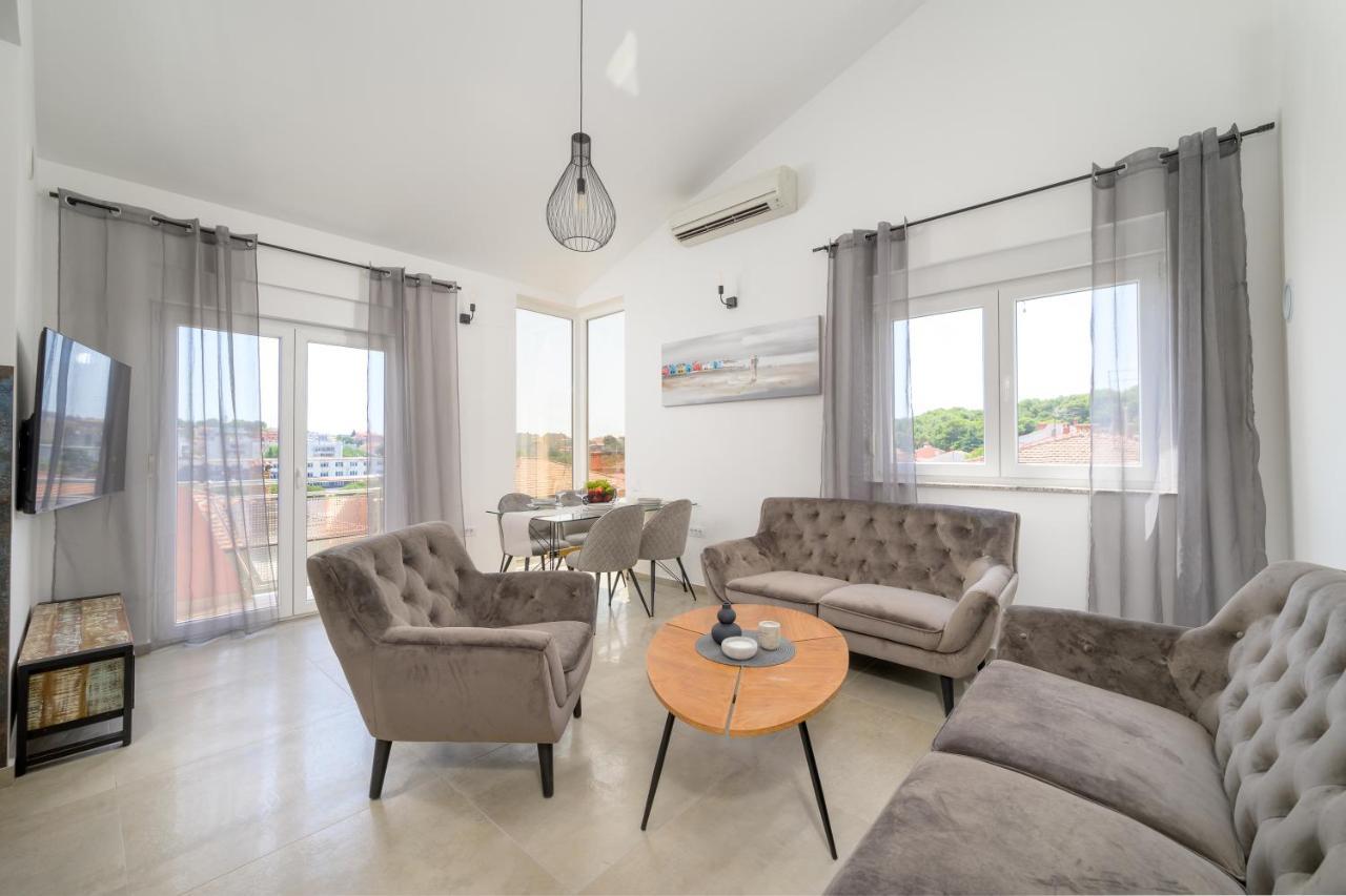 J & J Apartment New Modern Elegant With Balcony & Loggia Free Private Parking Fast Wi-fi & 3 Air Conditioners