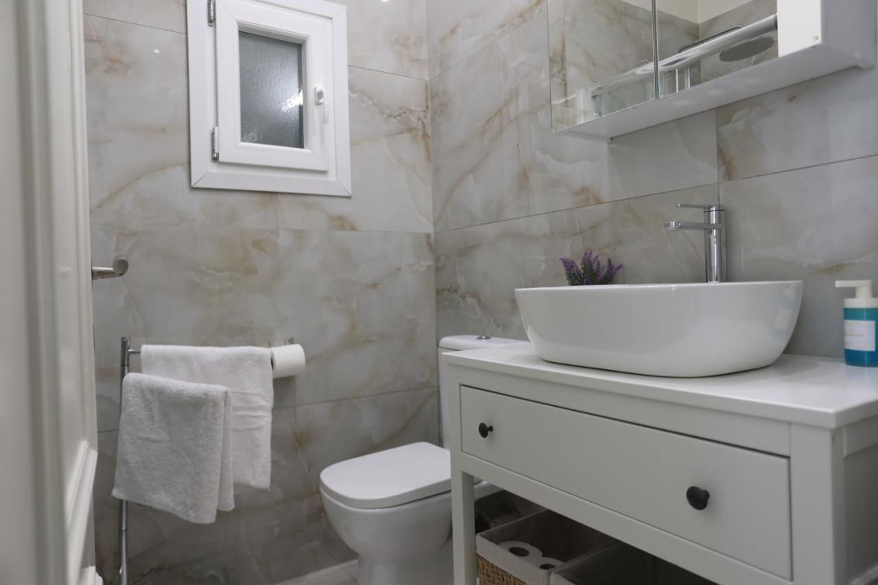 Ant-one Designer Neo-classical Apartment In Prime Downtown Location Sleeps 8