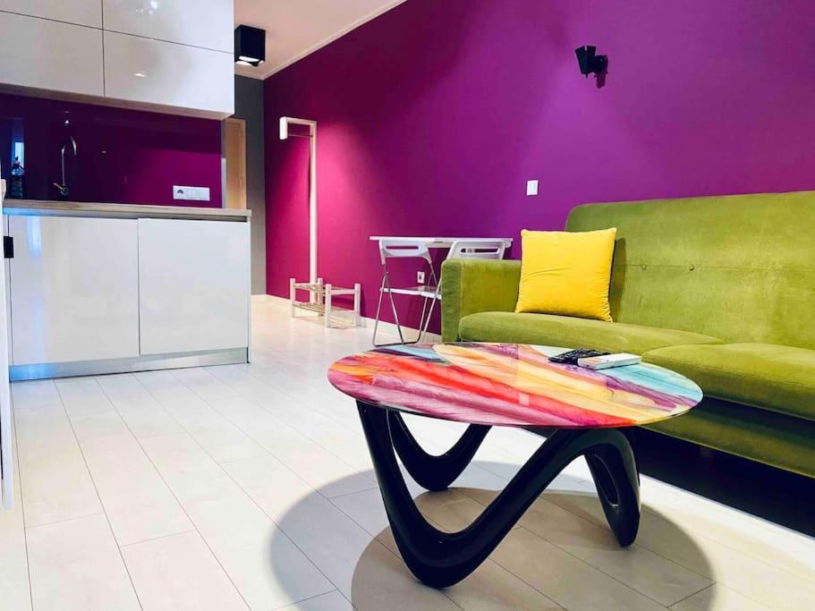 Magenta Apartment With Free Wifi