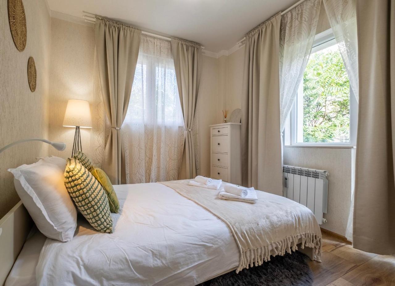 #maison A Vibrant, Urban Stay