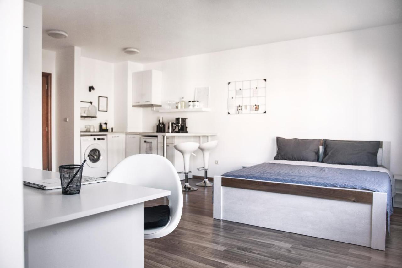 White Sozy Studio A Next To The Gondola