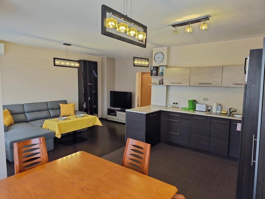 Bright & Spacious Apartment With Panoramic Views