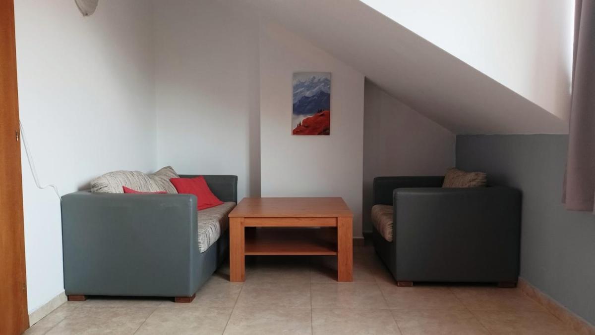 Lara's Cosy Apartment 200 M From Lift