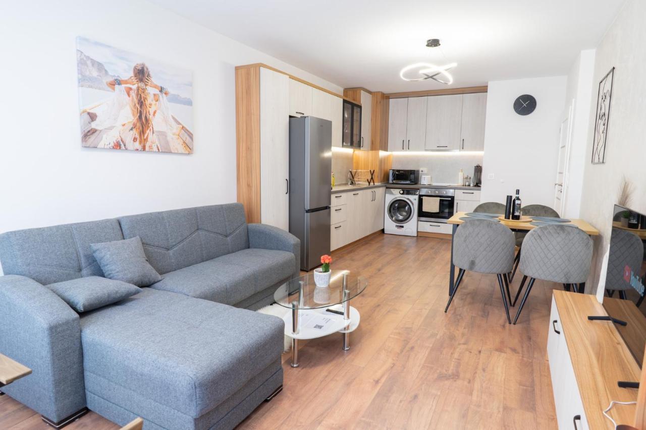 New Modern & Cozy Apartment With Free Private Parking & Ev Charging Station