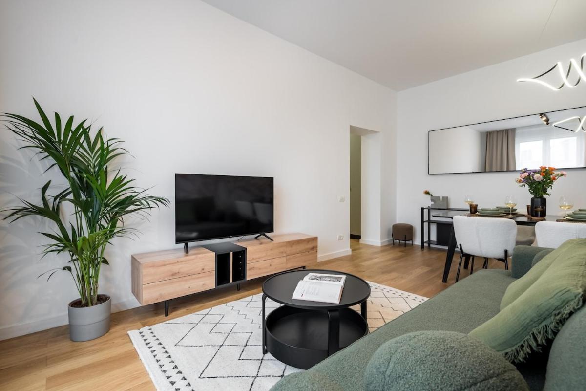 Superb 1br Flat Top Location Amazing Views