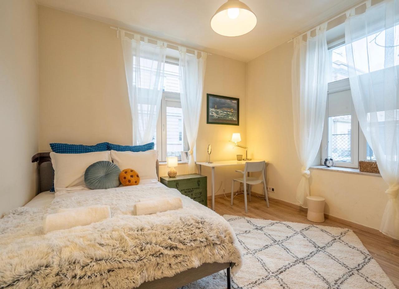 'blue Sapphire House' Central & Modern