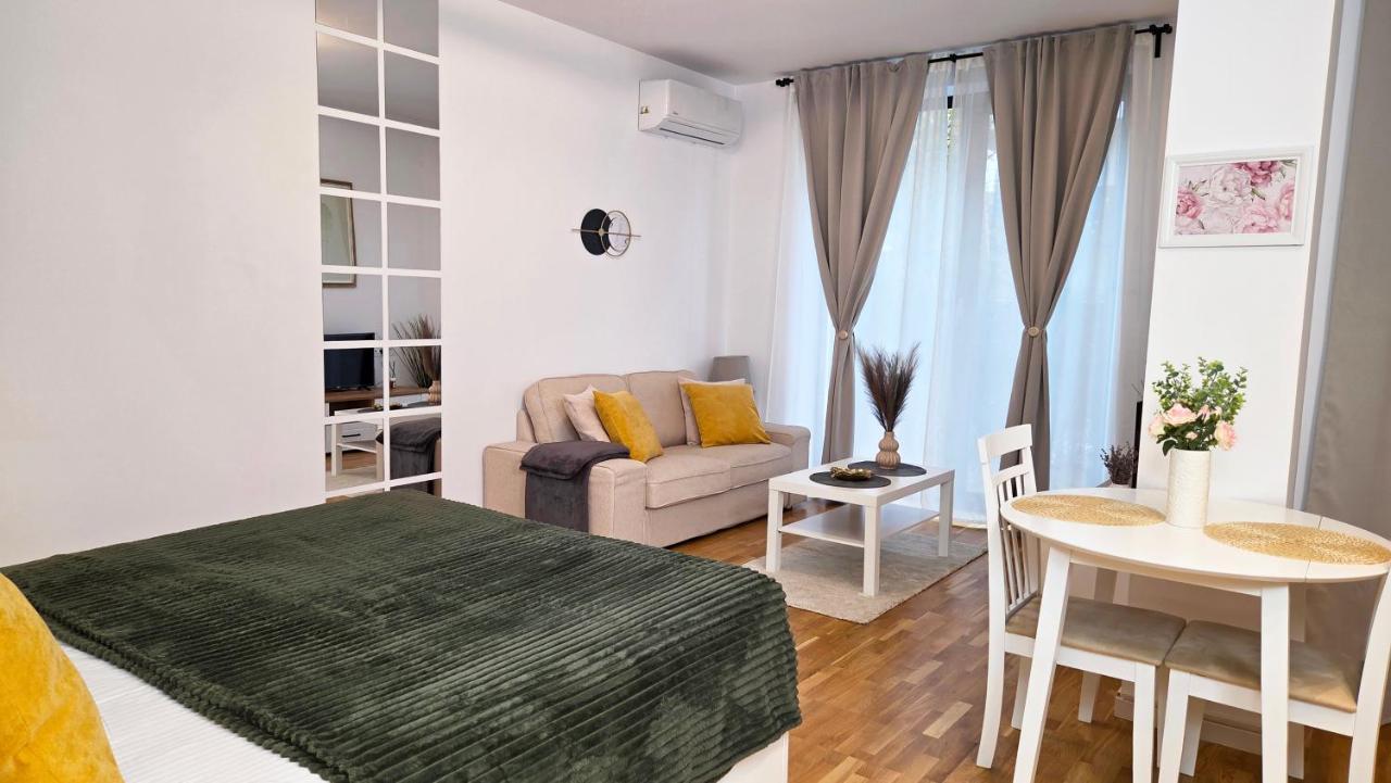 Ivy Luxury Residence Self Check-in 247 Garden Near Airport & Baneasa Mall