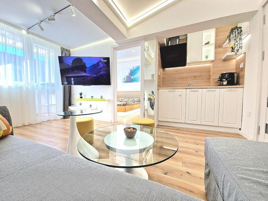 Art Apartment + 2bd Parking Space