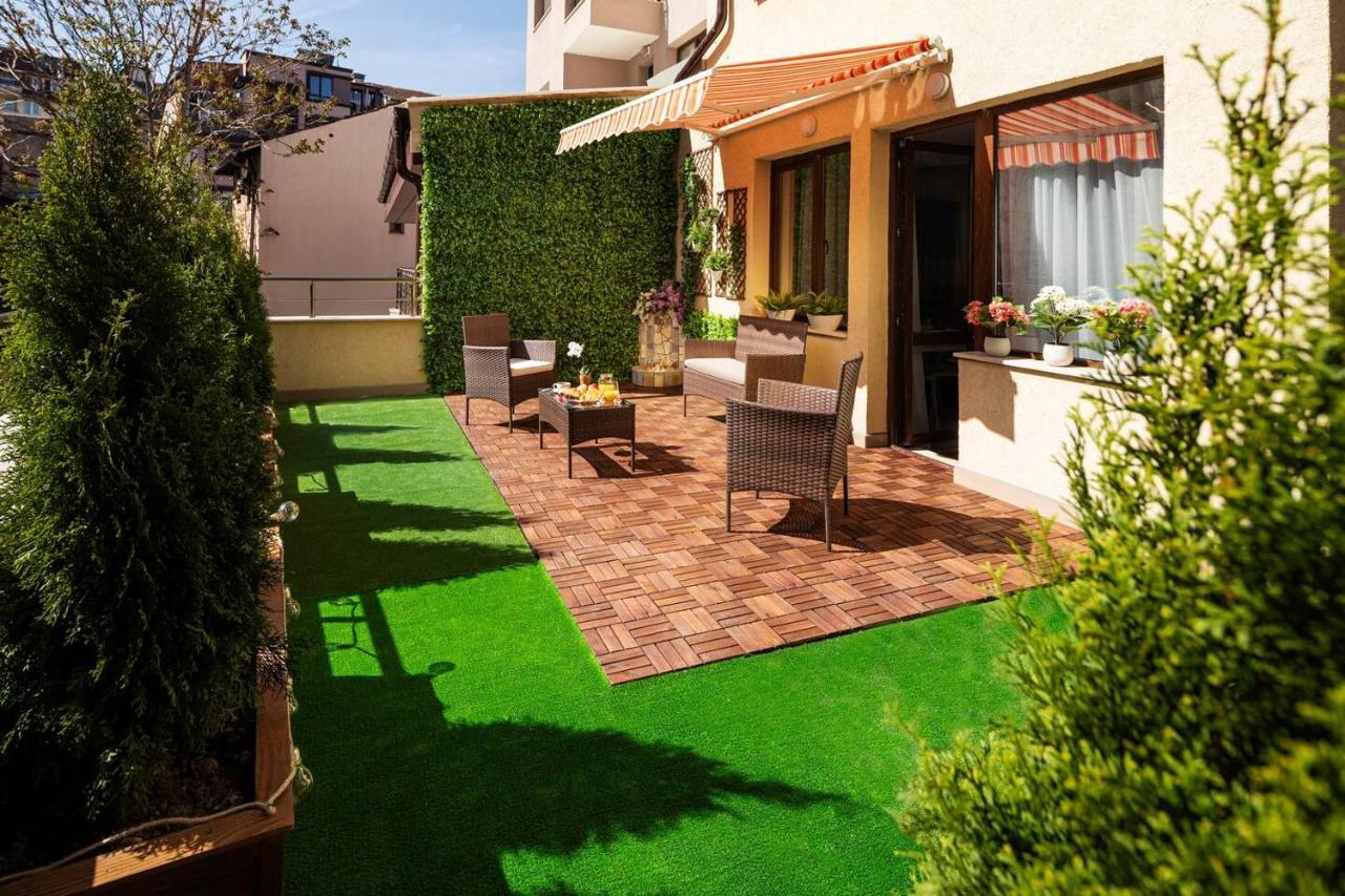 Free Parking On Premises + Huge Terrace