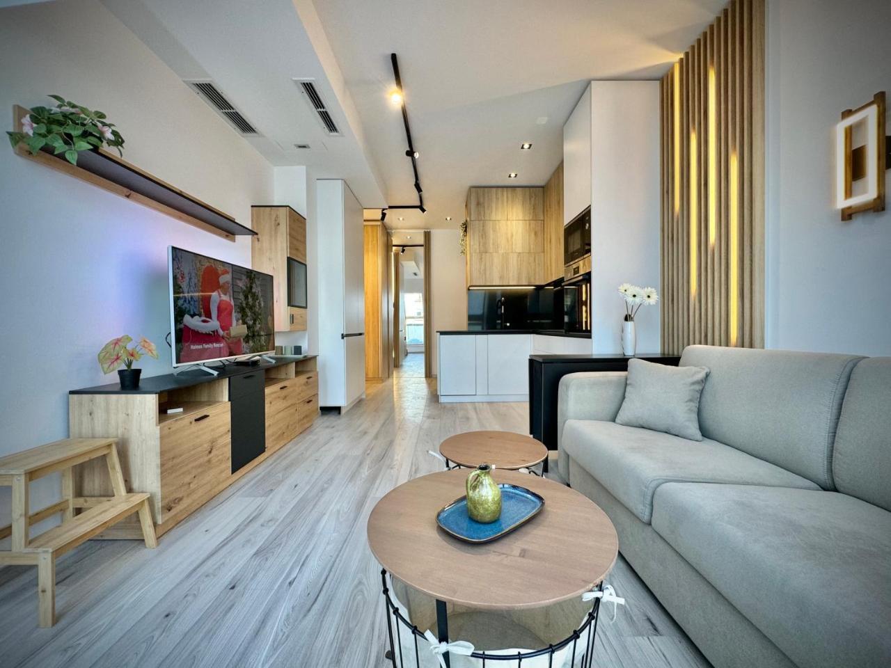 City Modern & Classy Apartment For 4 Guests & Parking